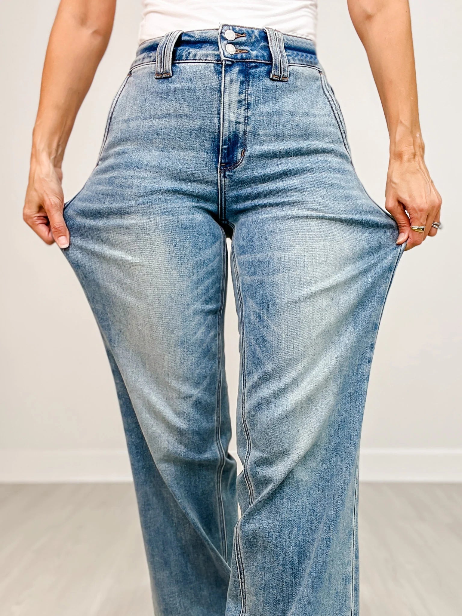 High-waist jeans met dubbele knoopsluiting en wijde pijpen