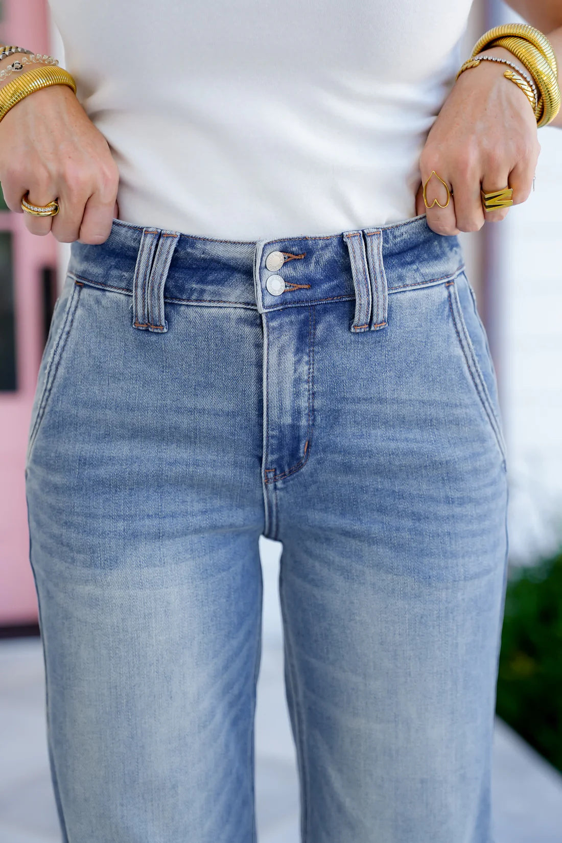 High-waist jeans met dubbele knoopsluiting en wijde pijpen