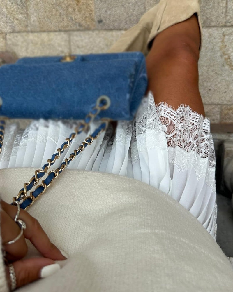 Losvallende geplooide mini-rok met kant