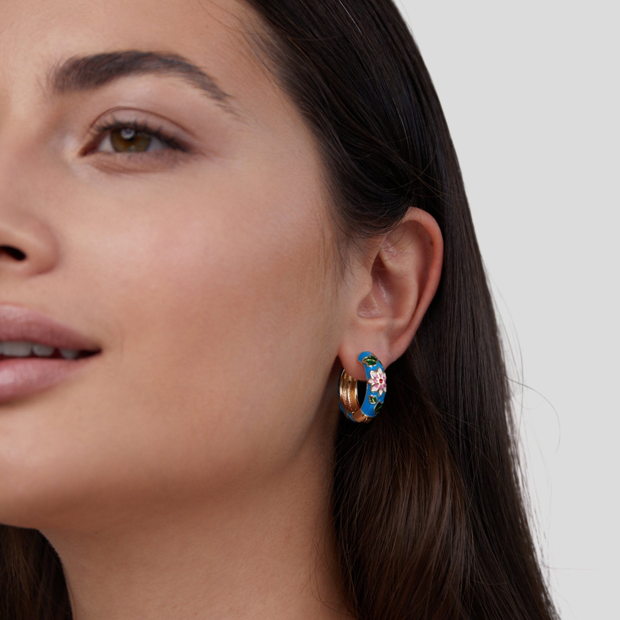 Gouden cirkeloorbellen met bloem