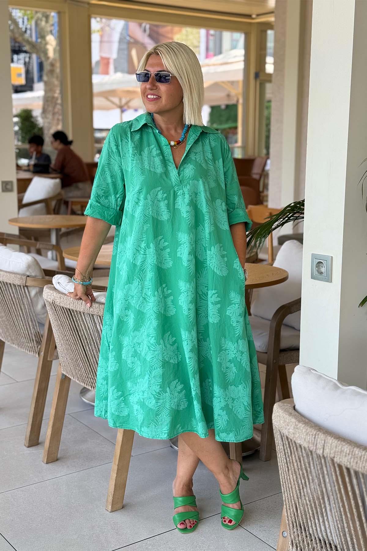 Nora – Jurk met Bladmotief en Relaxte Uitstraling