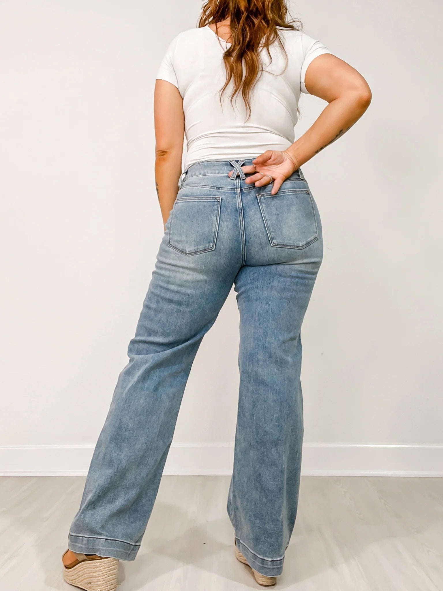 High-waist jeans met dubbele knoopsluiting en wijde pijpen