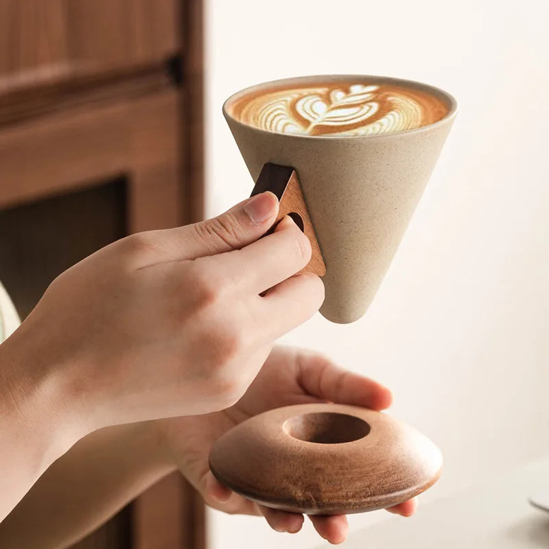 Zandkleurige kegelvormige mokkenset